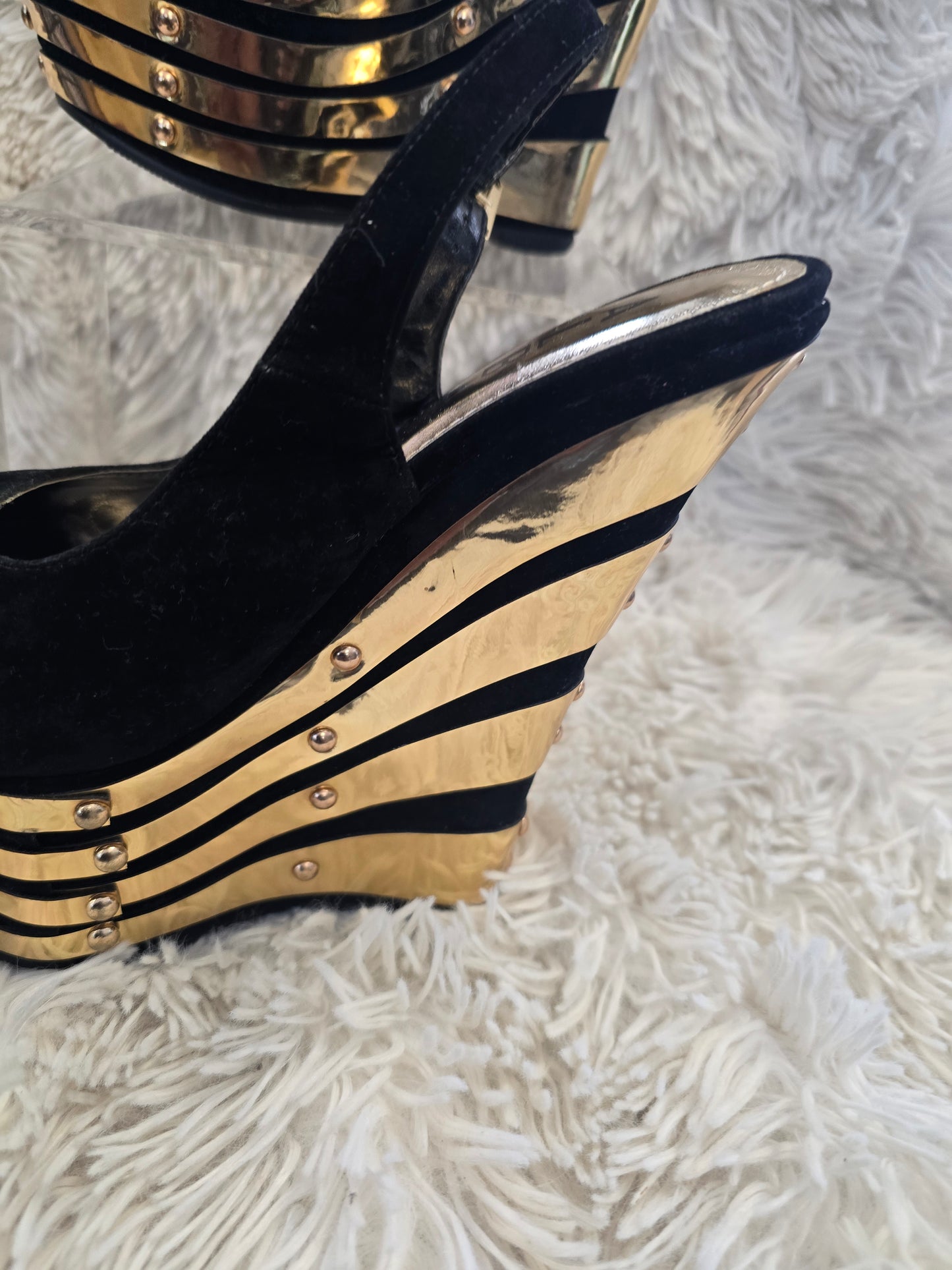 Black and gold wedge woman shoe image 2