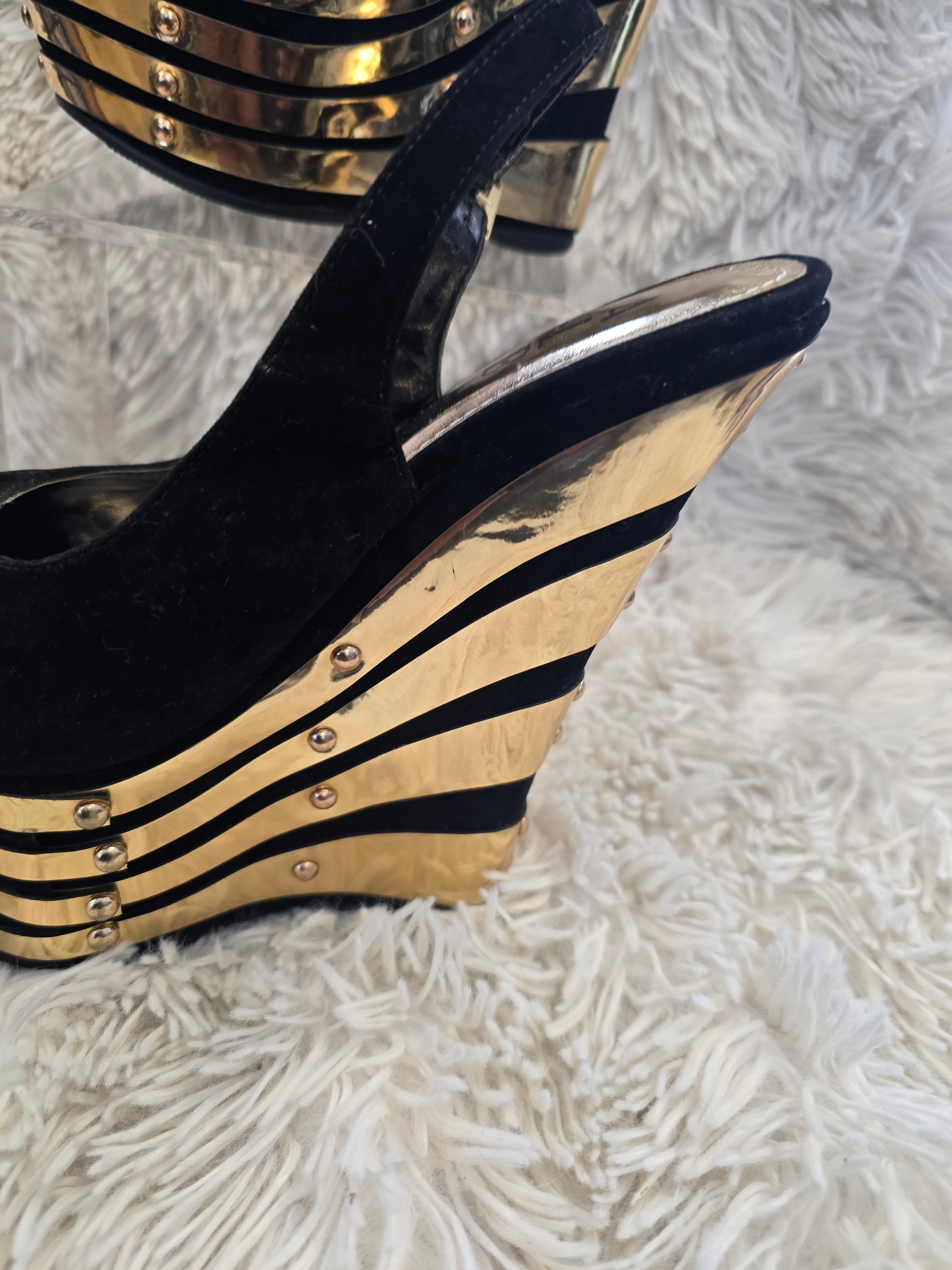 Black and gold wedge woman shoe image 2