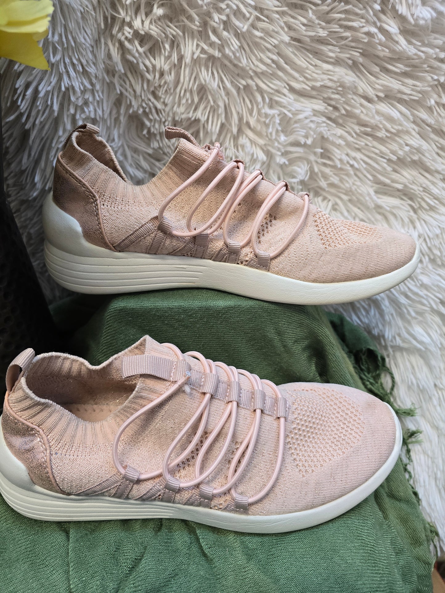 Light weight sneaker pink size 8 image 0