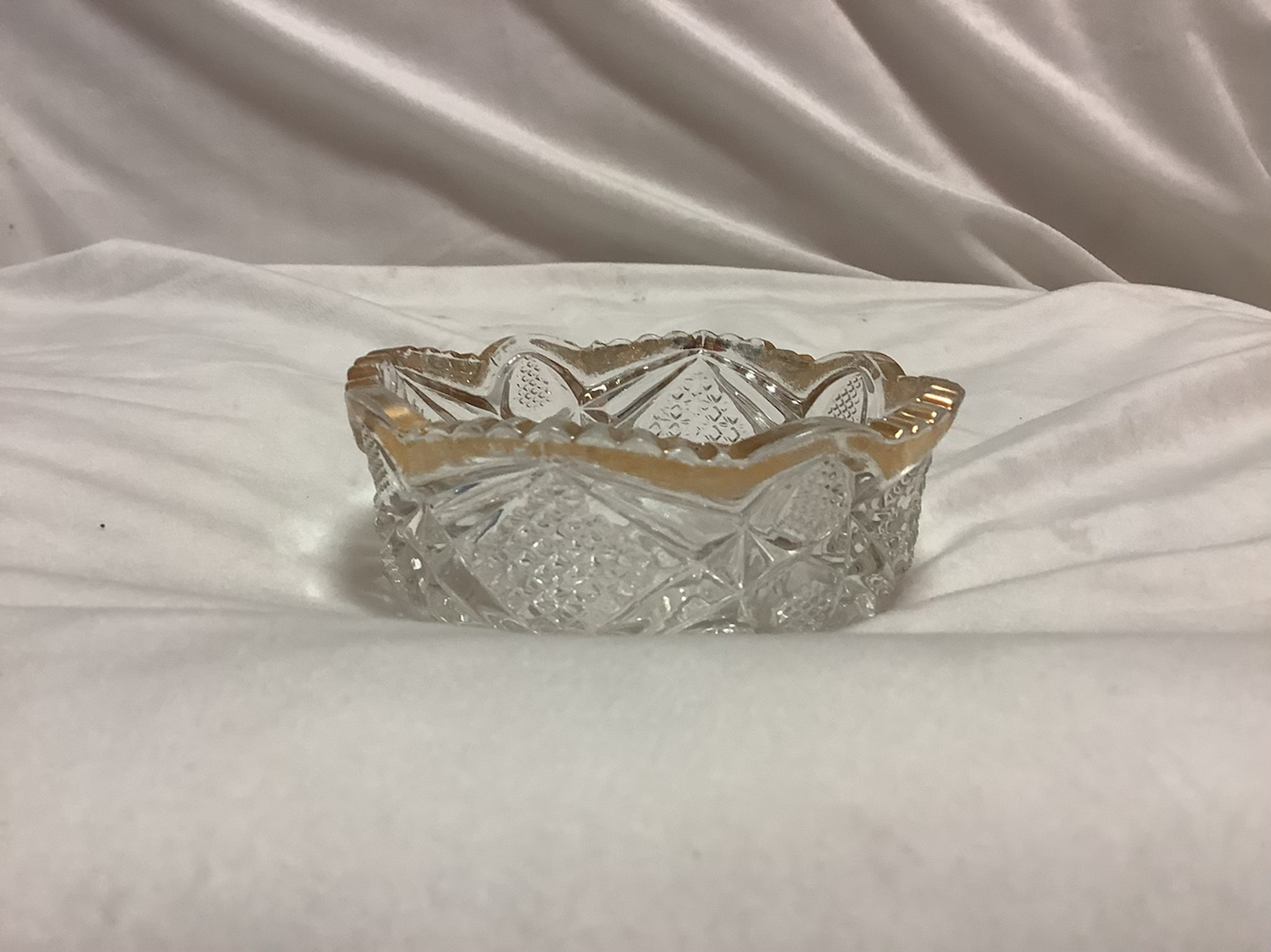 Diamond Pattern Clear Bowl with Gold Trim image 1