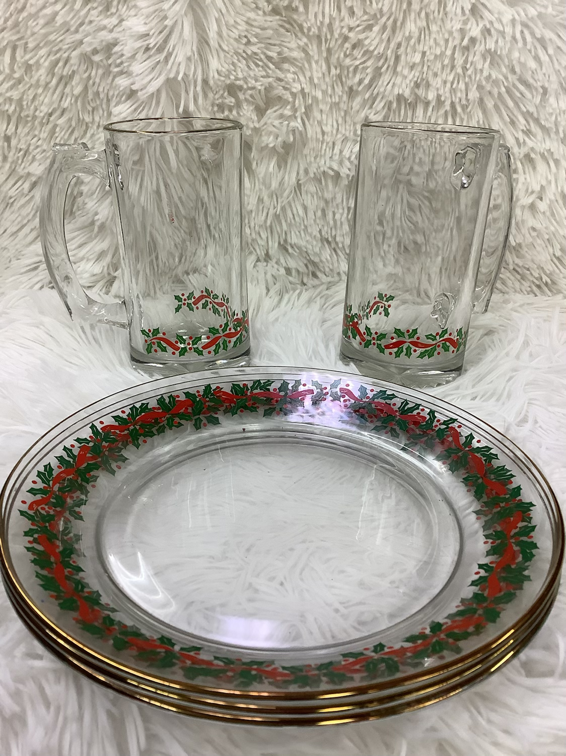 Holly themed dishware image 8