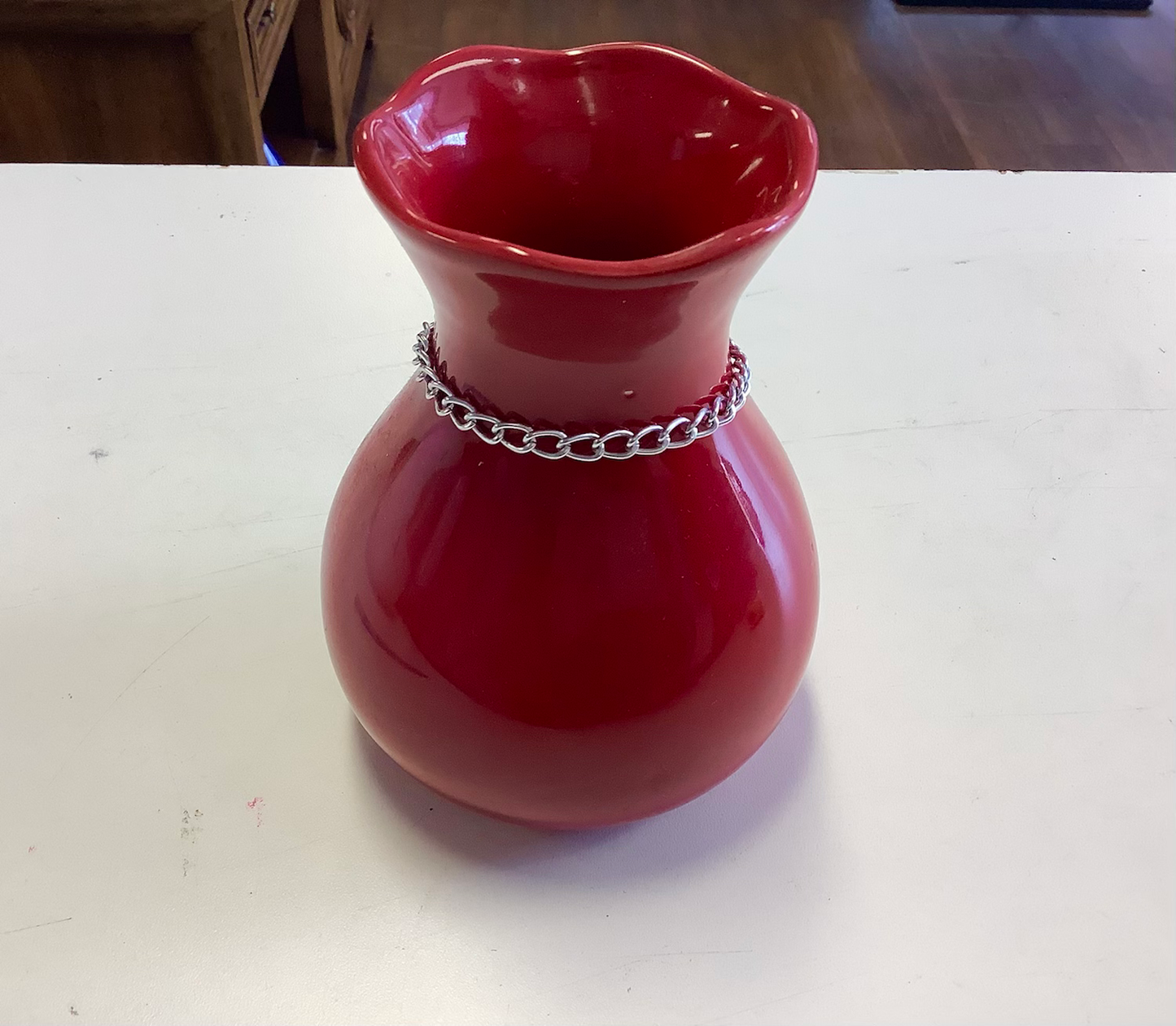Chains of love red vase image 3