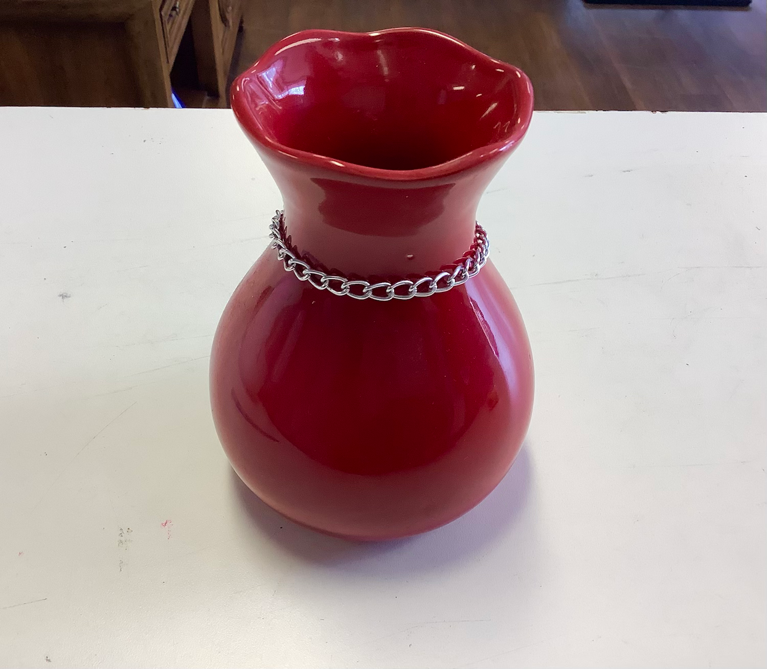 Chains of love red vase image 3