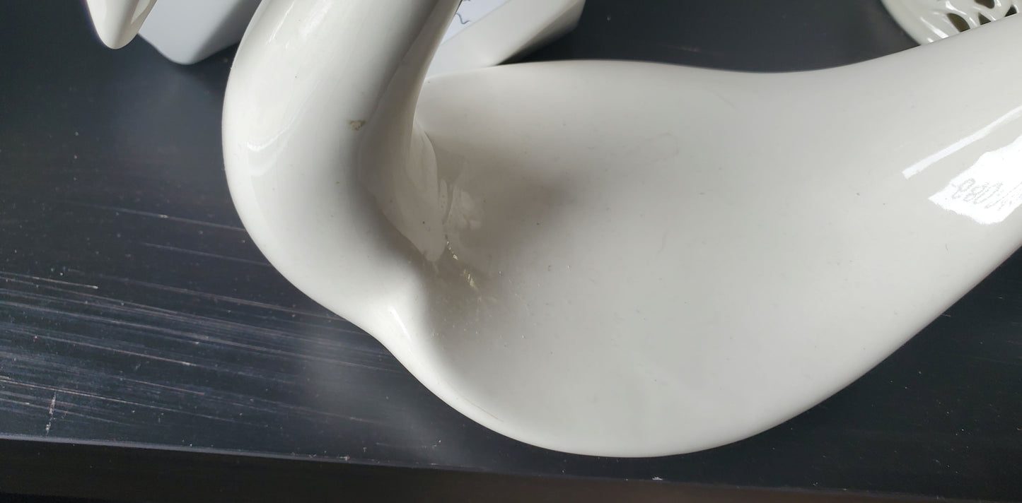 White swan decor image 1