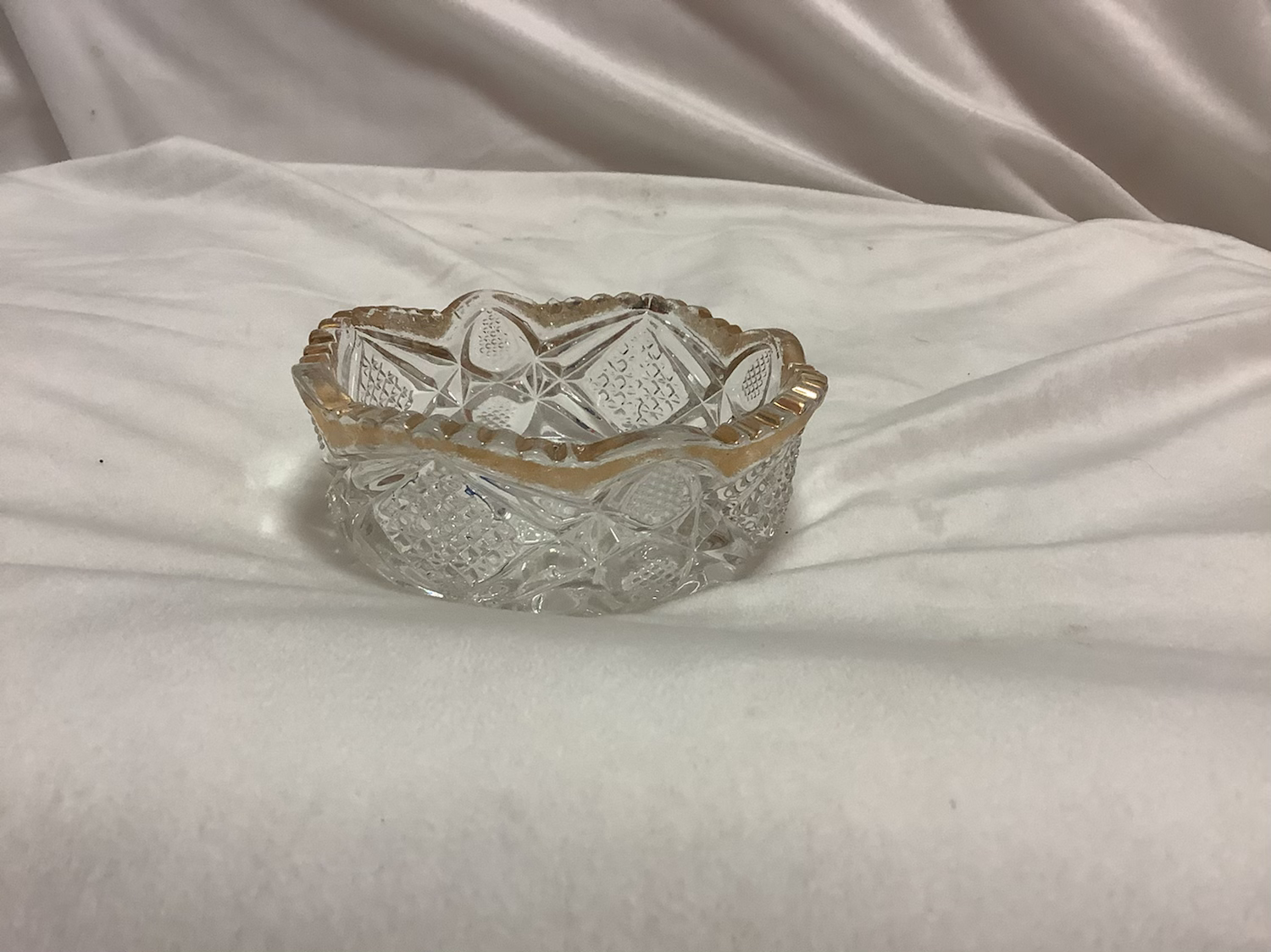 Diamond Pattern Clear Bowl with Gold Trim image 3
