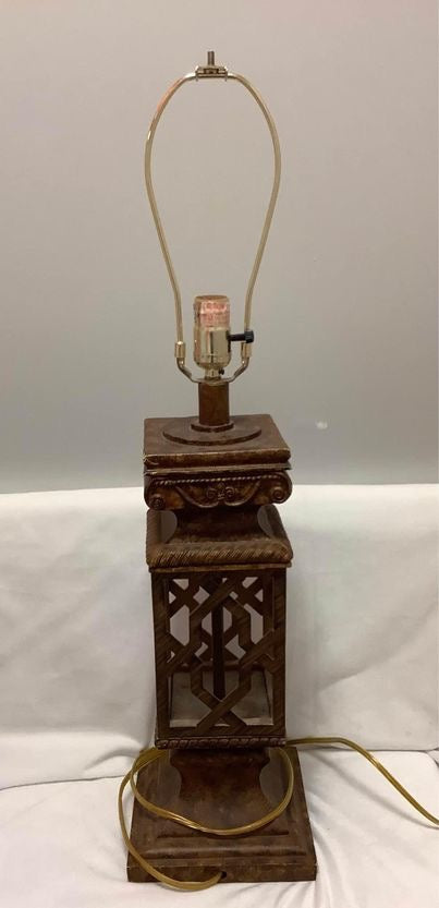 Detailed antique lamp image 0