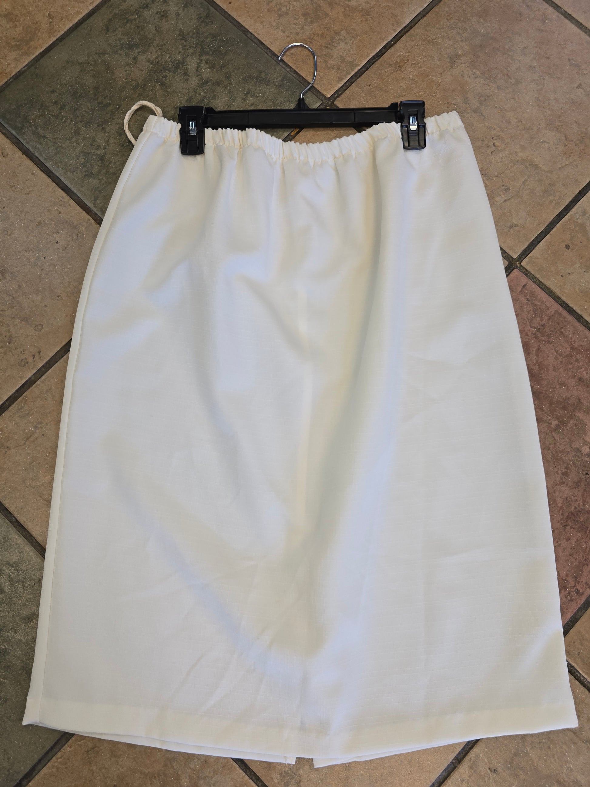 Knee length ivory skirt size 16 image 3