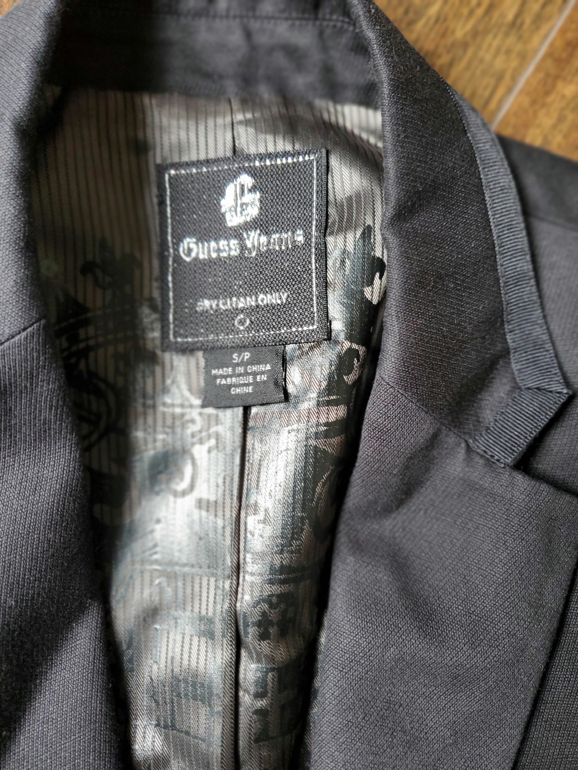 Black Unisex guess jacket size small image 2