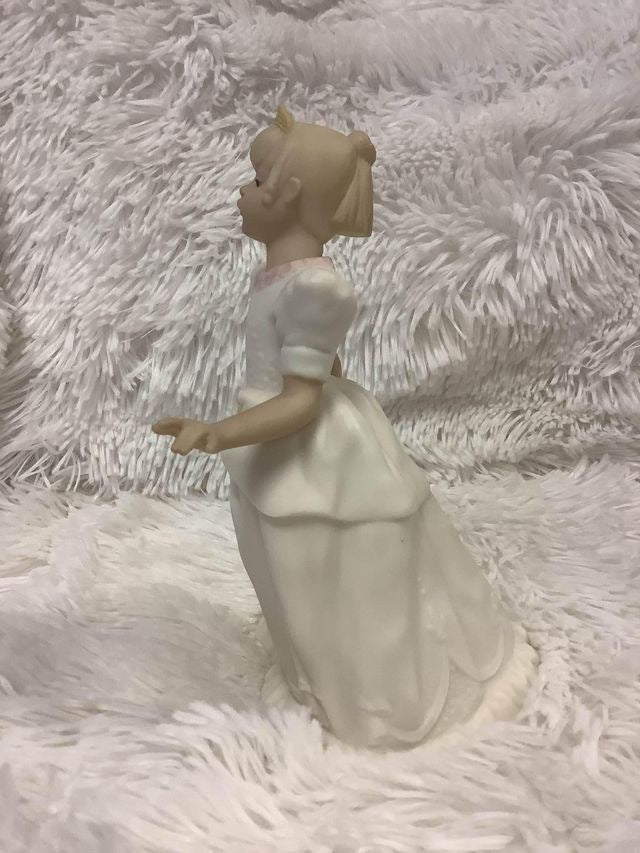 Golden memories Daisa girl statue image 1