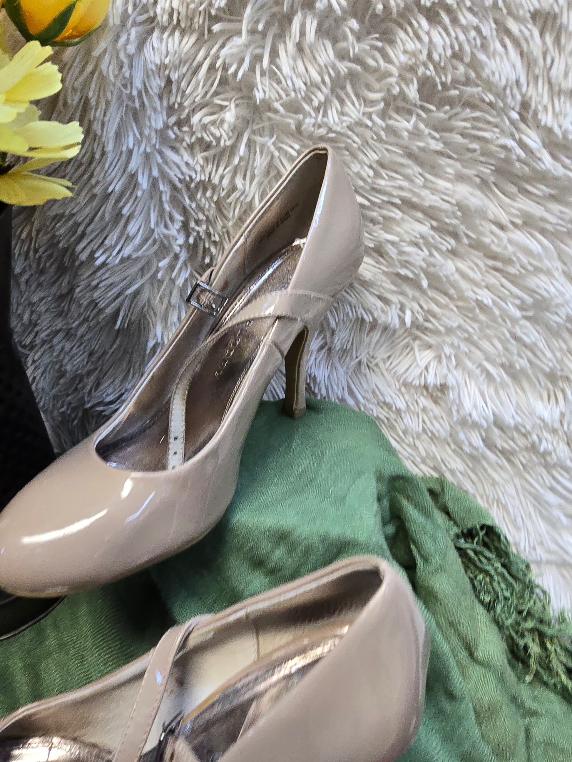 Chinese laundry stilettos size 8.5 image 1