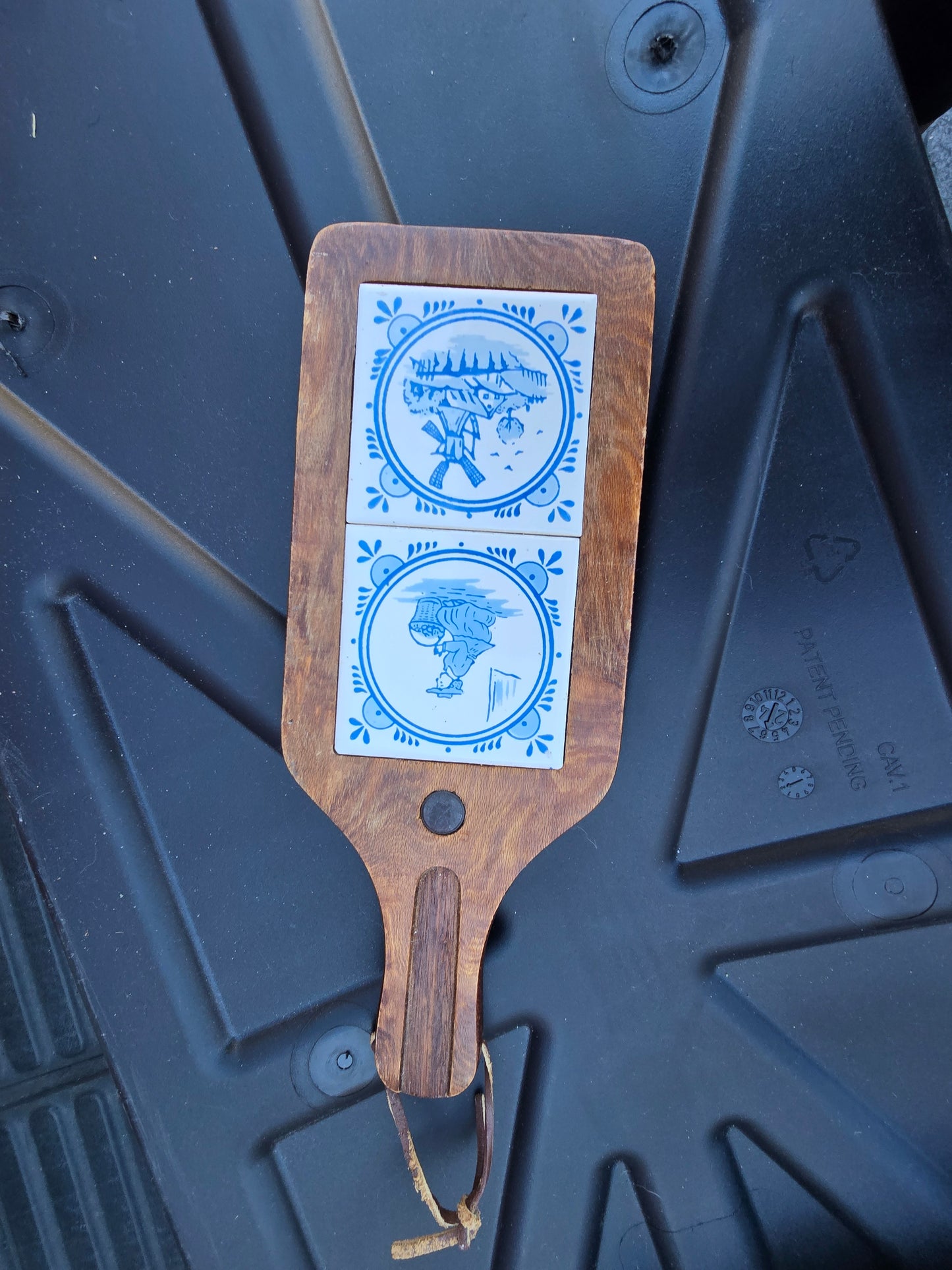 Delft Tile  & Wood Cheese Cutting Board Paddle Blue Holland Decor Vtg image 4