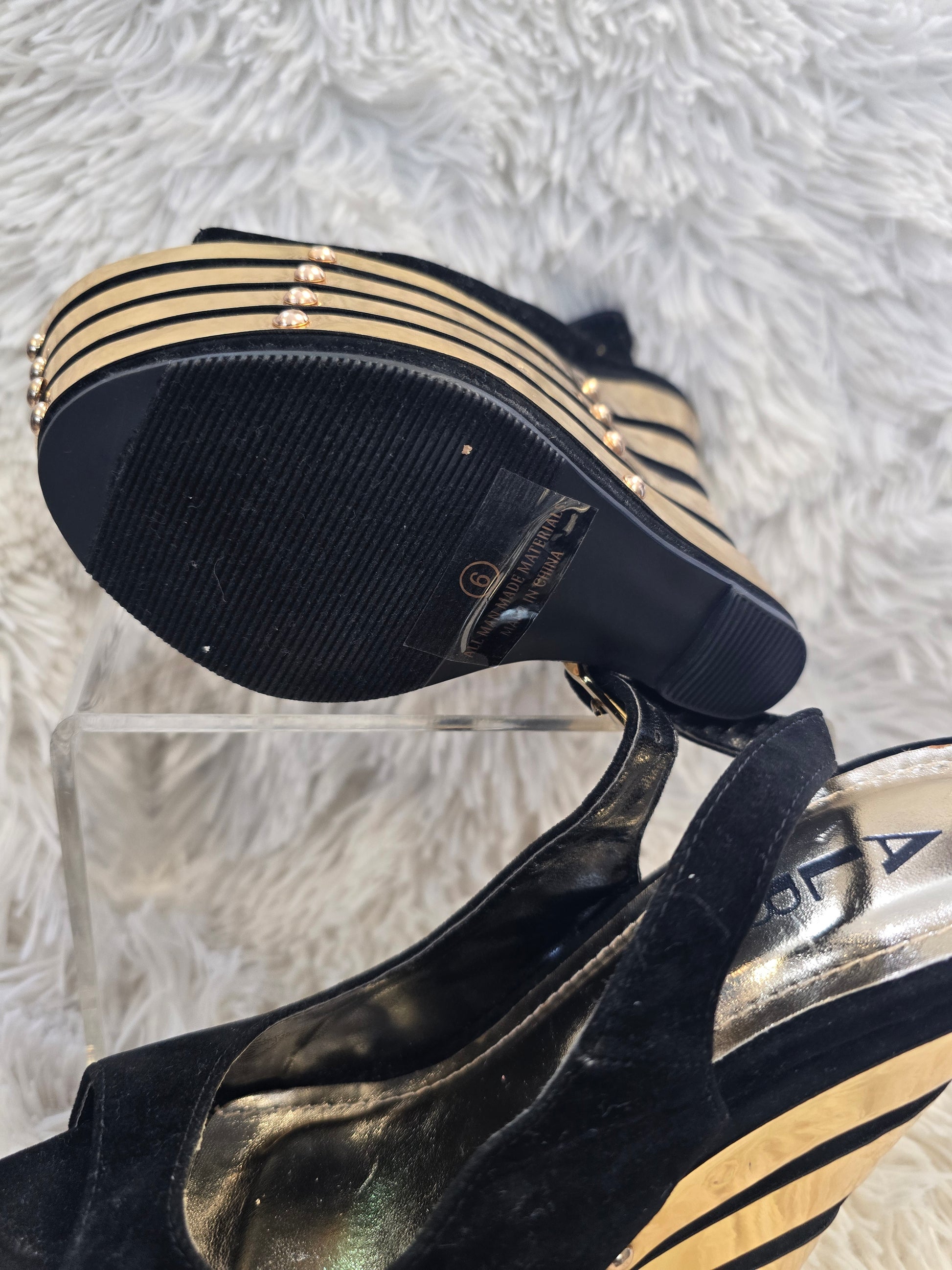 Black and gold wedge woman shoe image 4