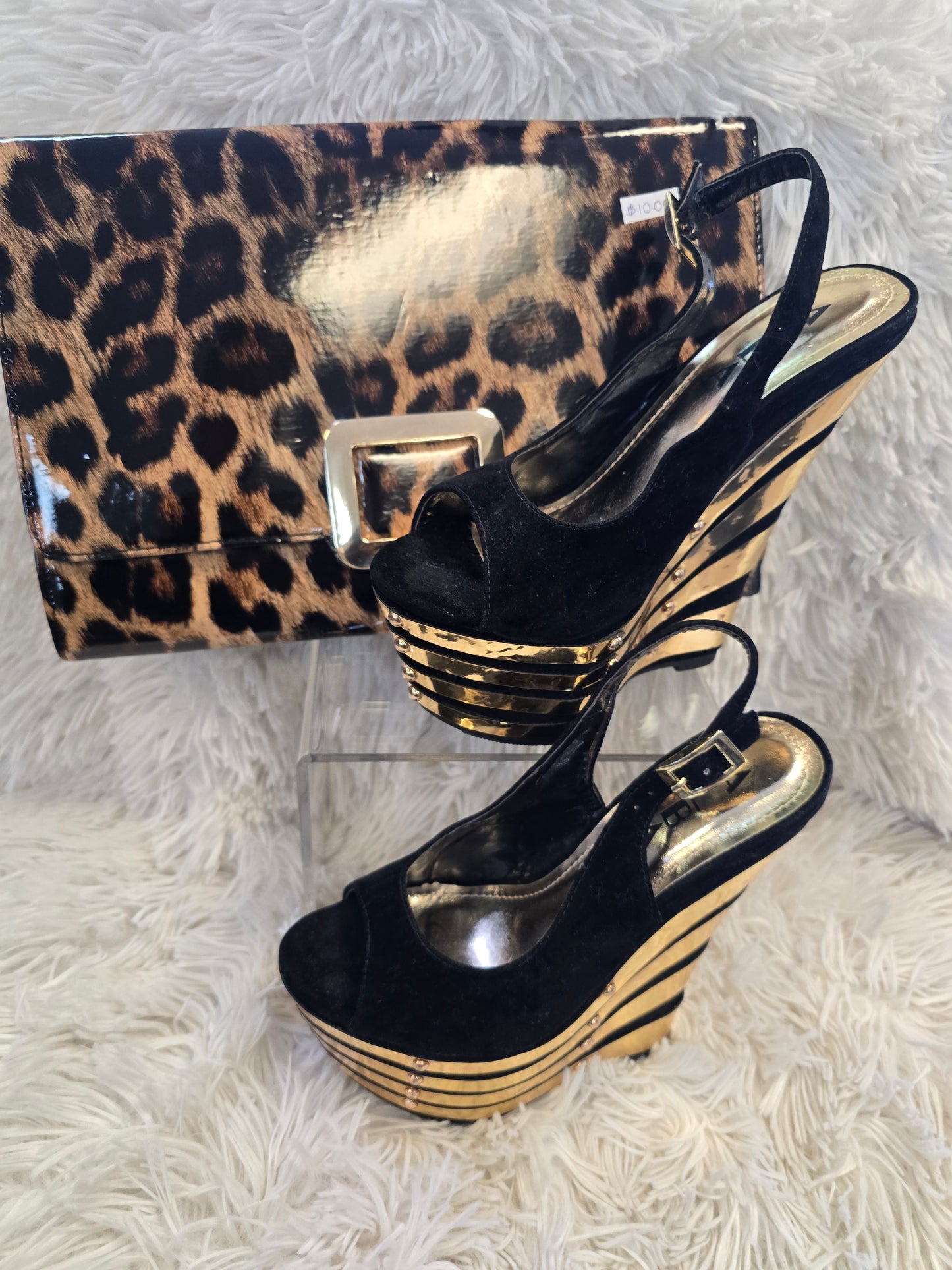 Black and gold wedge woman shoe image 5