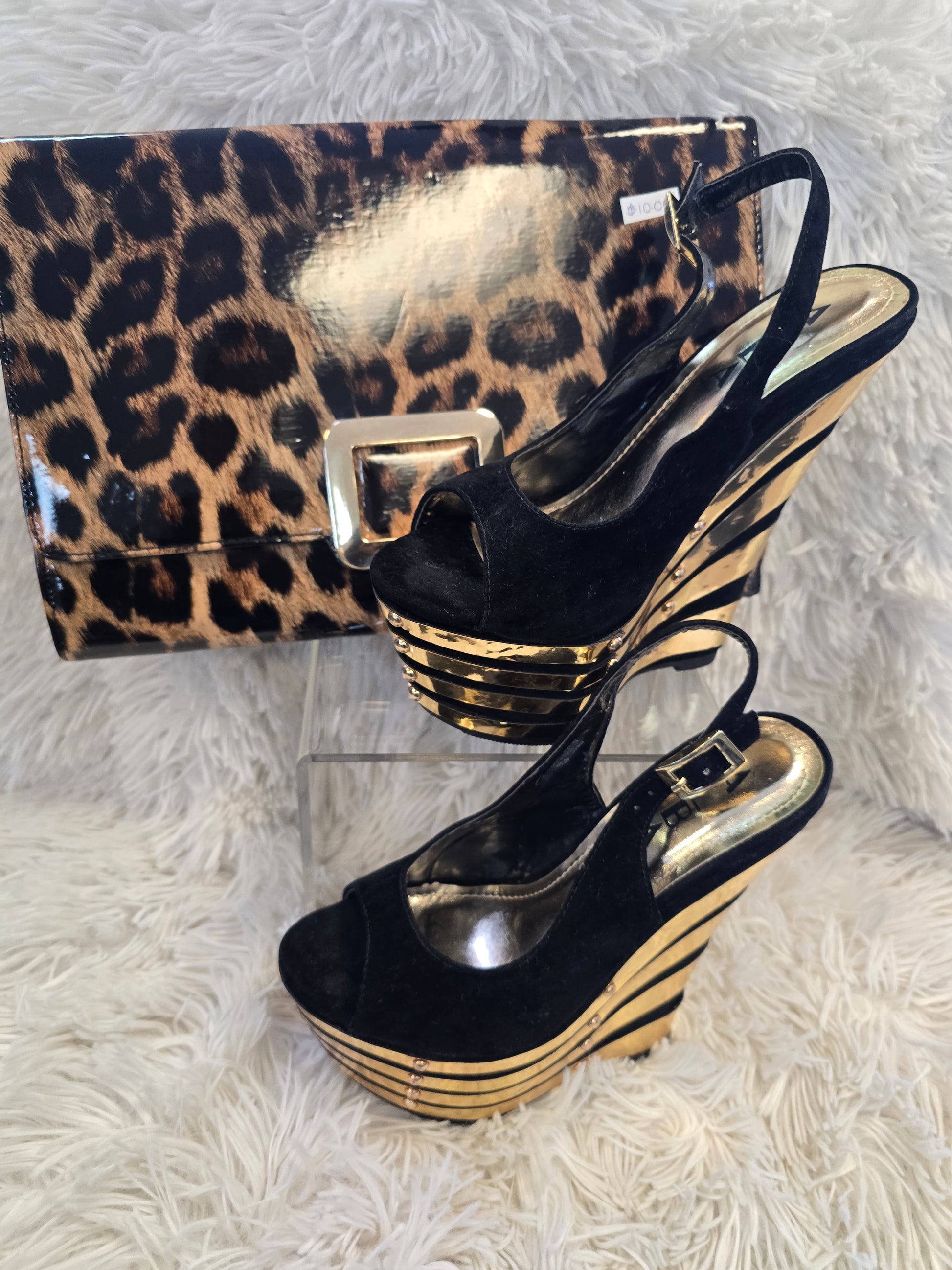 Black and gold wedge woman shoe image 5
