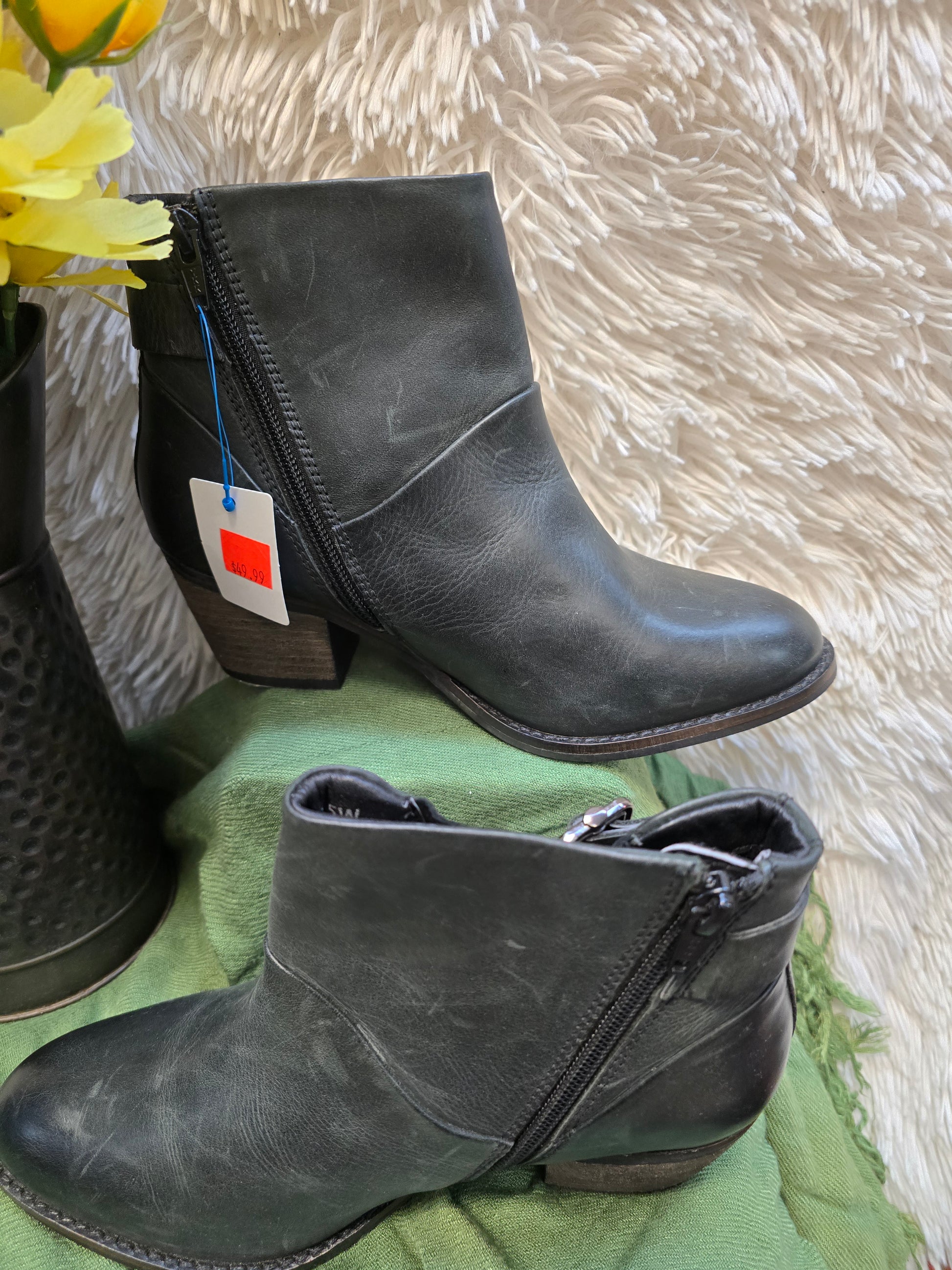 EARTH ANKLE BOOTS Women's 6 West Riverton Black Leather Booties size 7.5 image 2