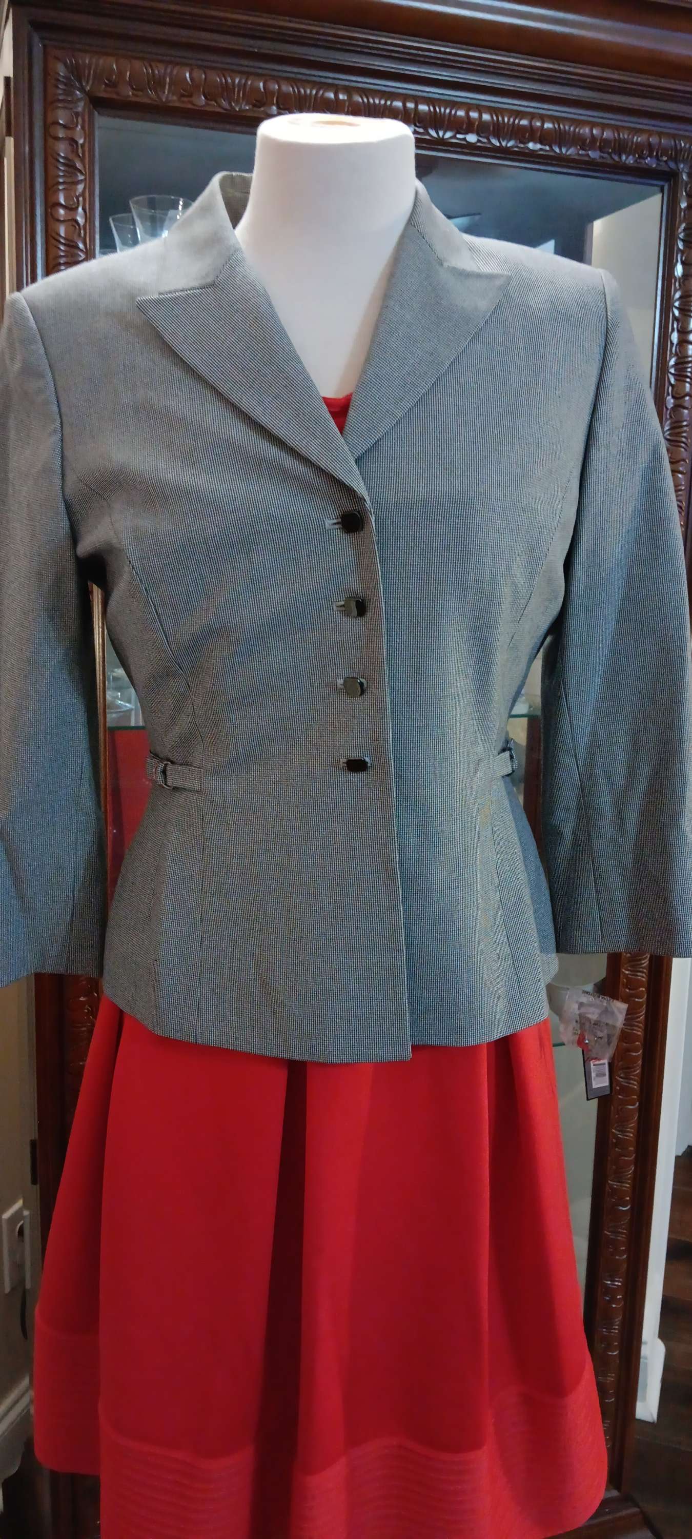 Tahari women blazer size 8P image 2