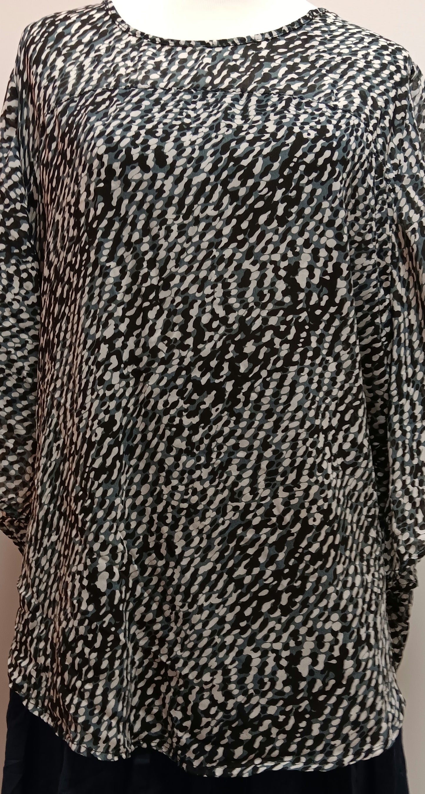 Black and white paraphrase blouse size XL image 8