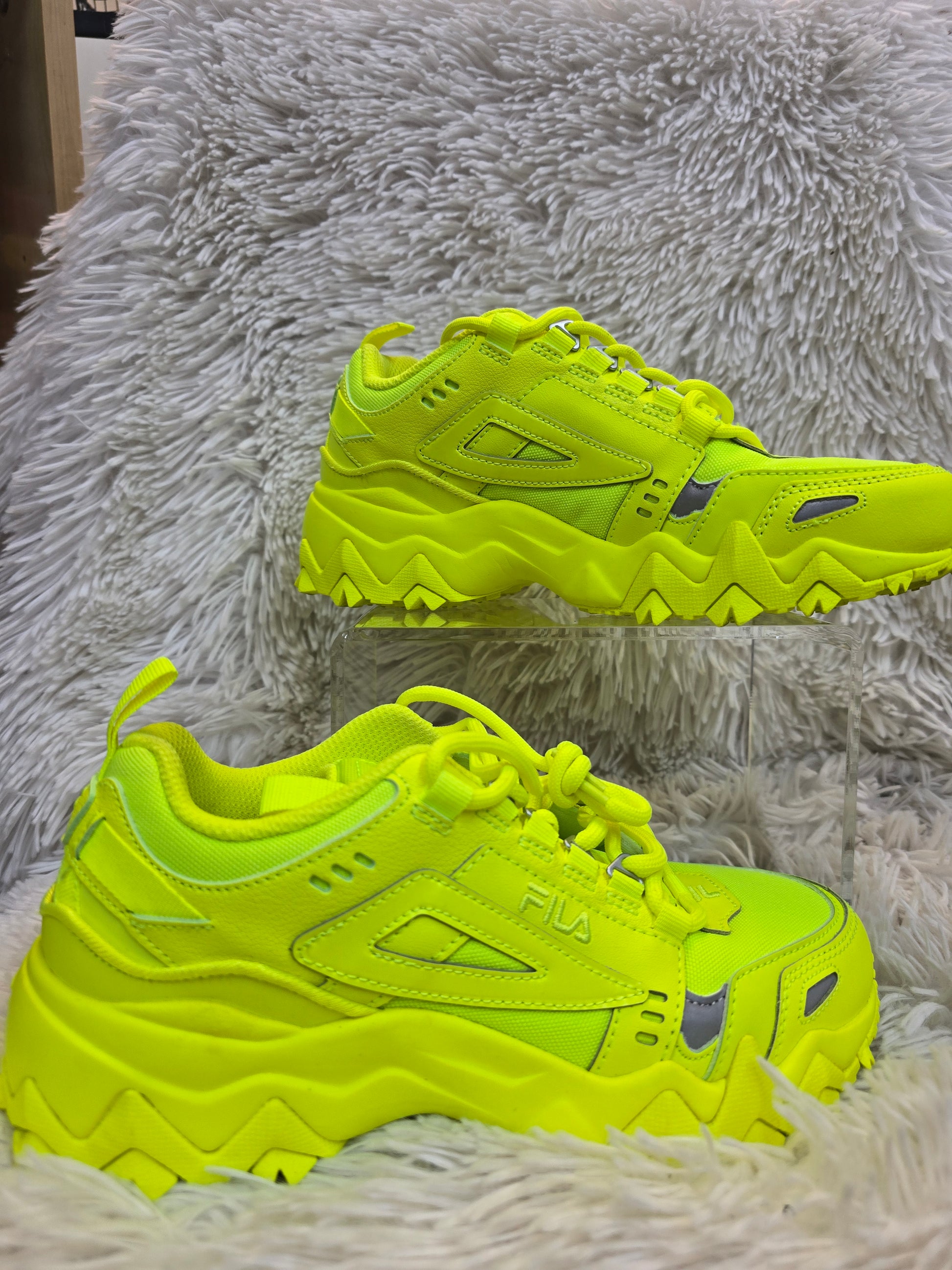 Woman Fila shoe size 6.5 image 1