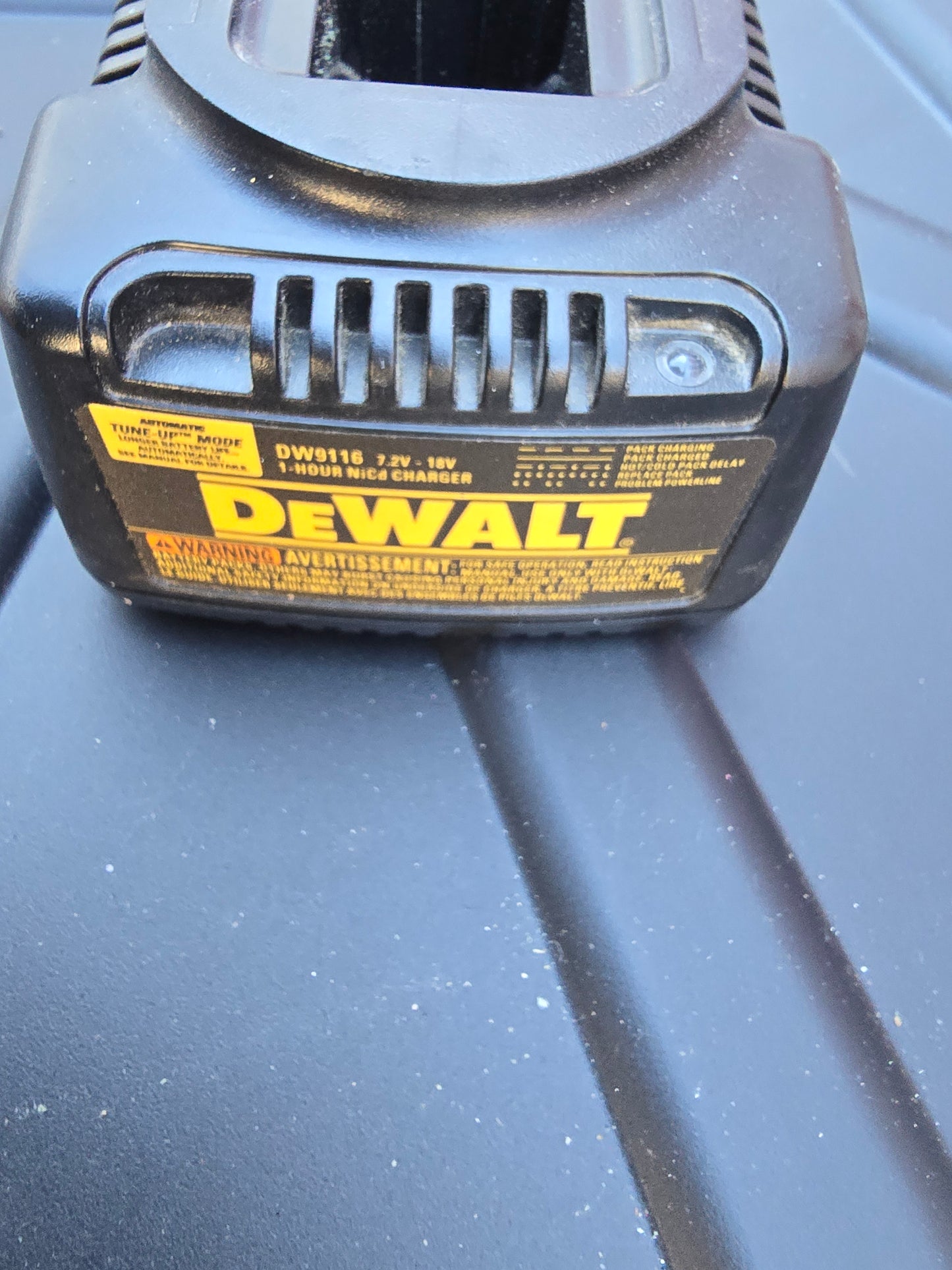 DEWALT DW9116 7.2-Volt to 18-Volt Pod Style 1 Hour Battery Charger image 0