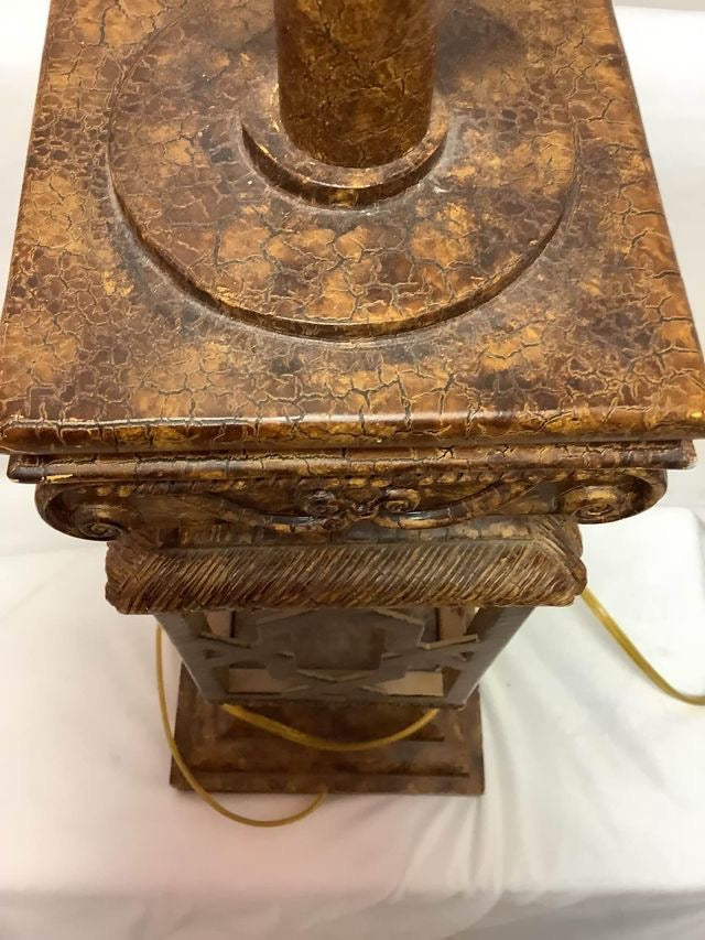 Detailed antique lamp image 3