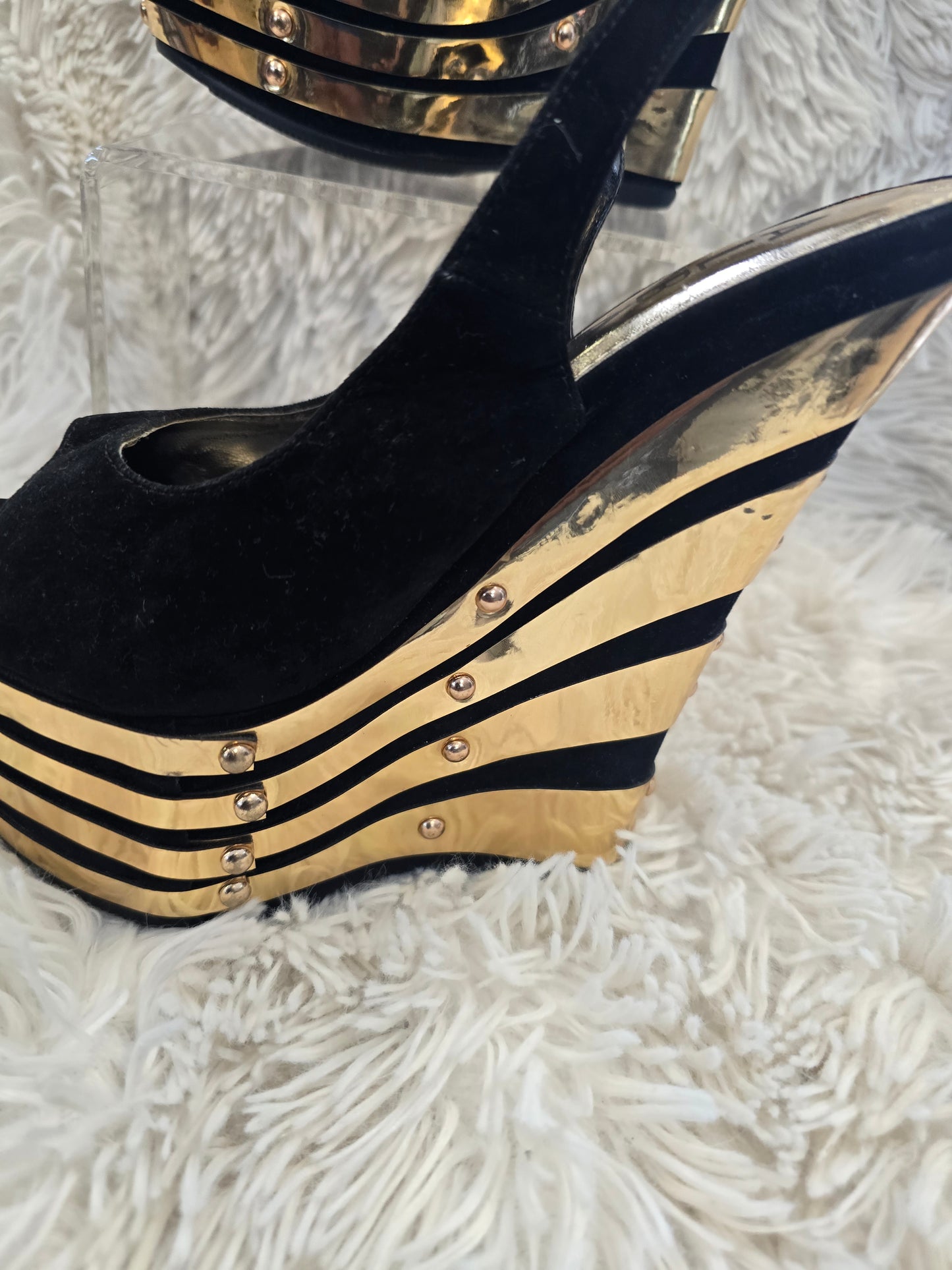 Black and gold wedge woman shoe image 1