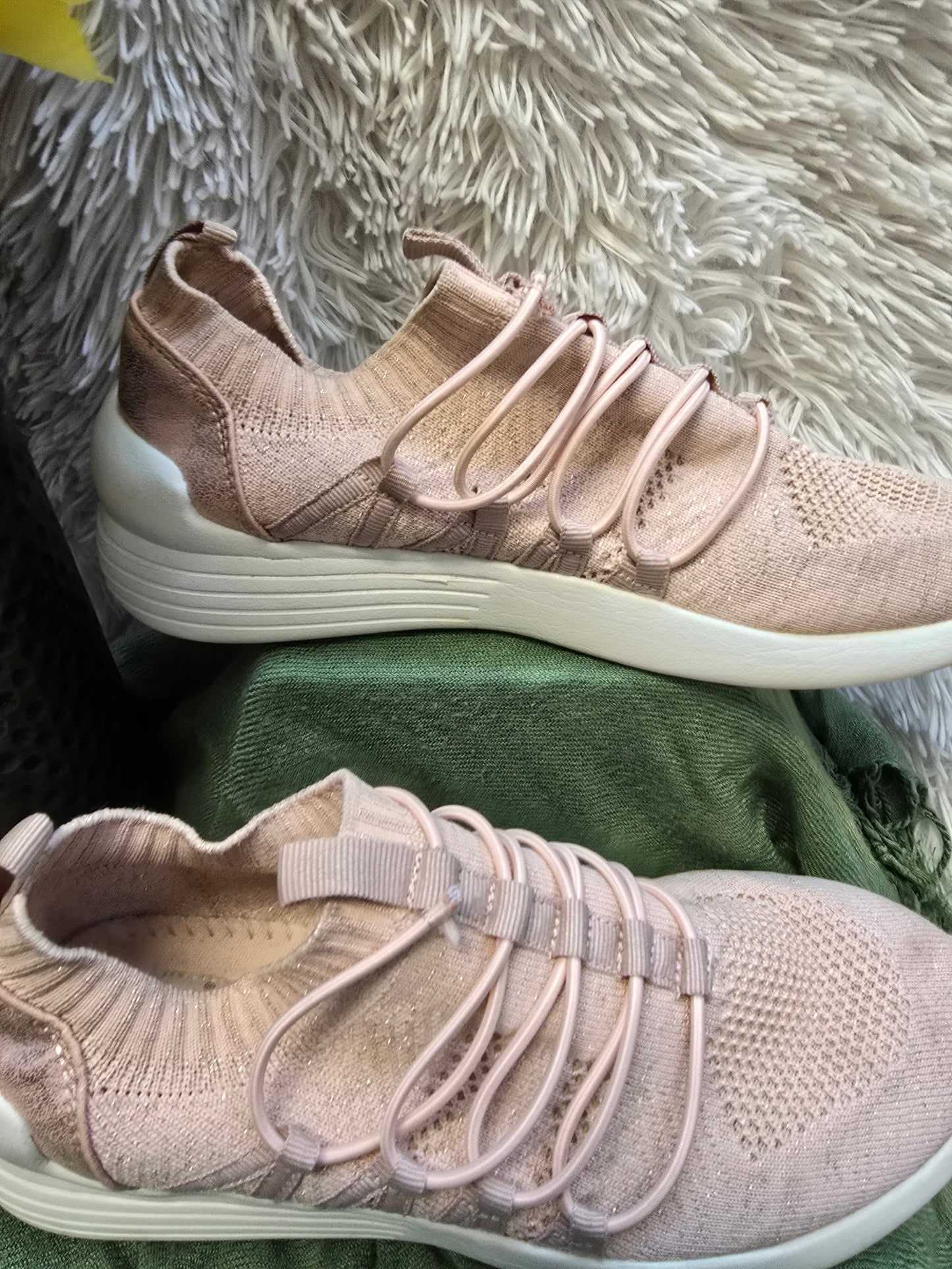 Light weight sneaker pink size 8 image 1