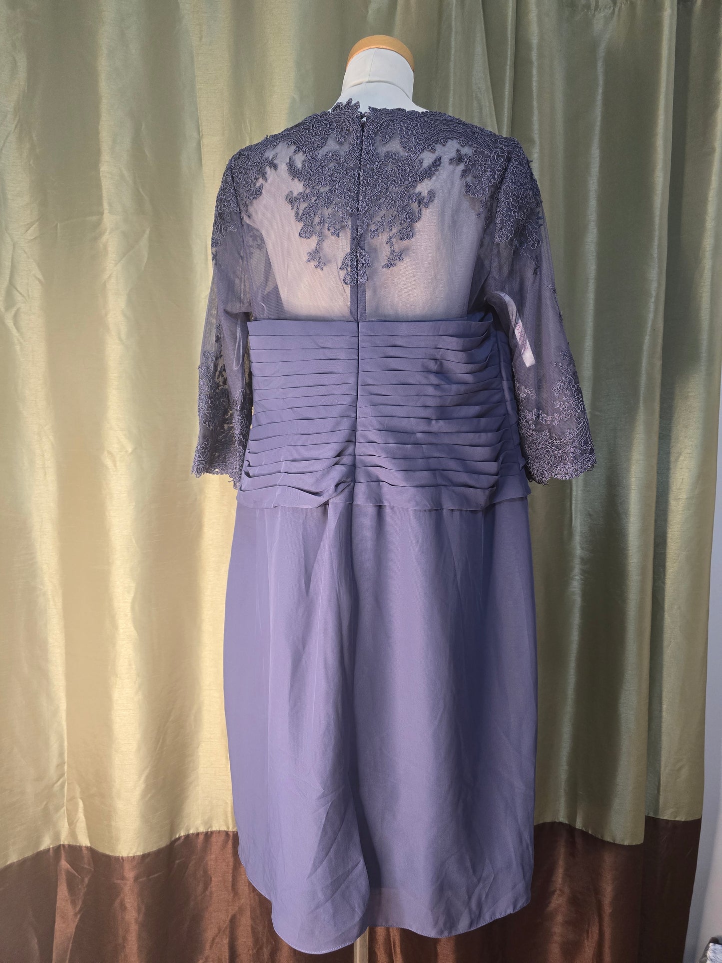 JJ's House Dusty Lavender Chiffon Formal Dress – Women's Approx. Size 14 – Knee Length – 3/4 Lace Sleeves