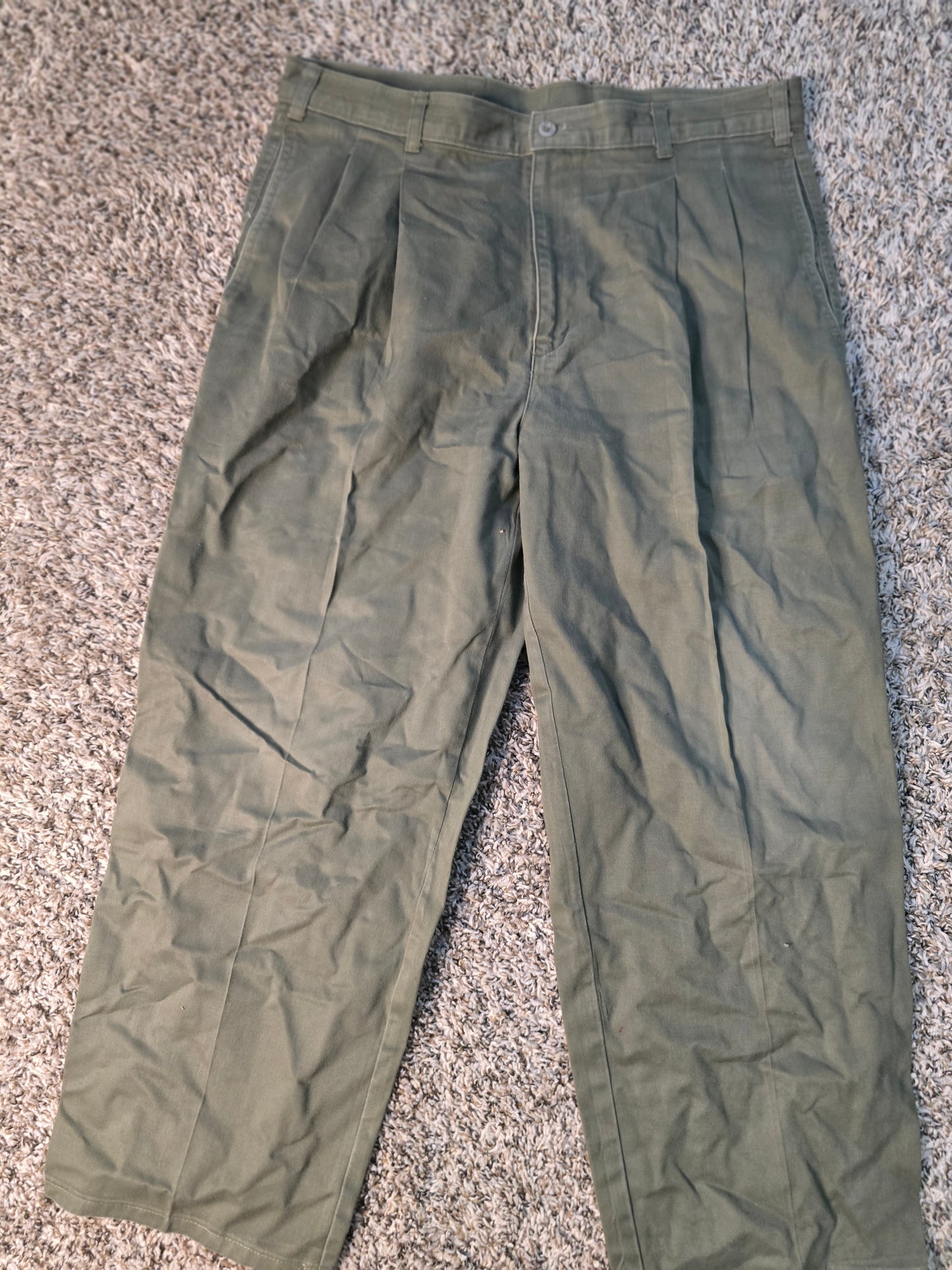 Dockers Men’s Olive Green Pleated Pants – Classic Fit 33x30