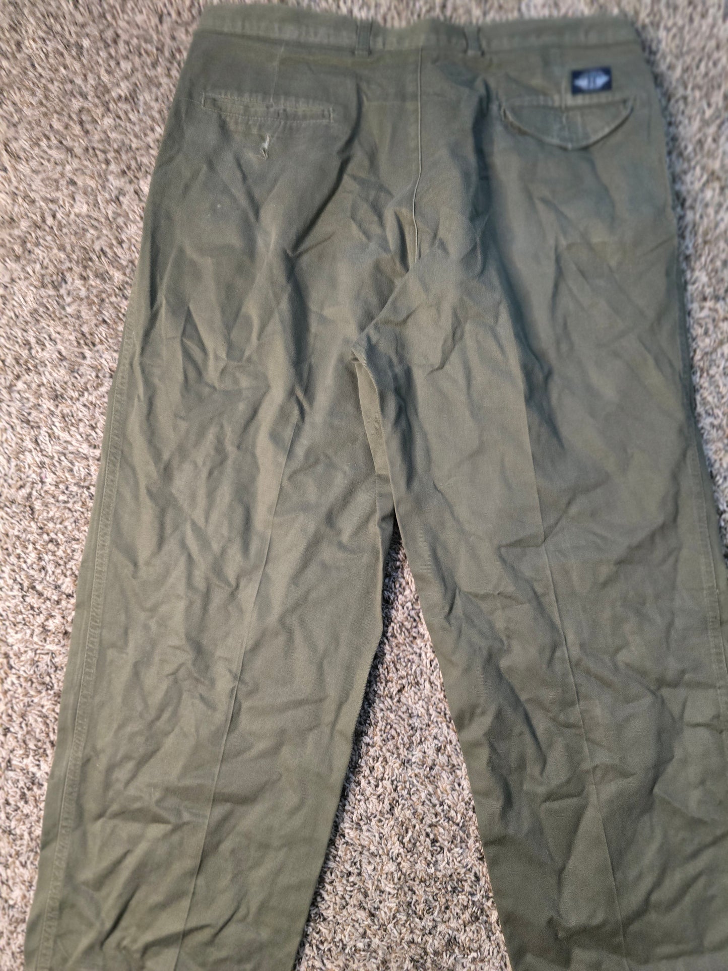Dockers Men’s Olive Green Pleated Pants – Classic Fit 33x30