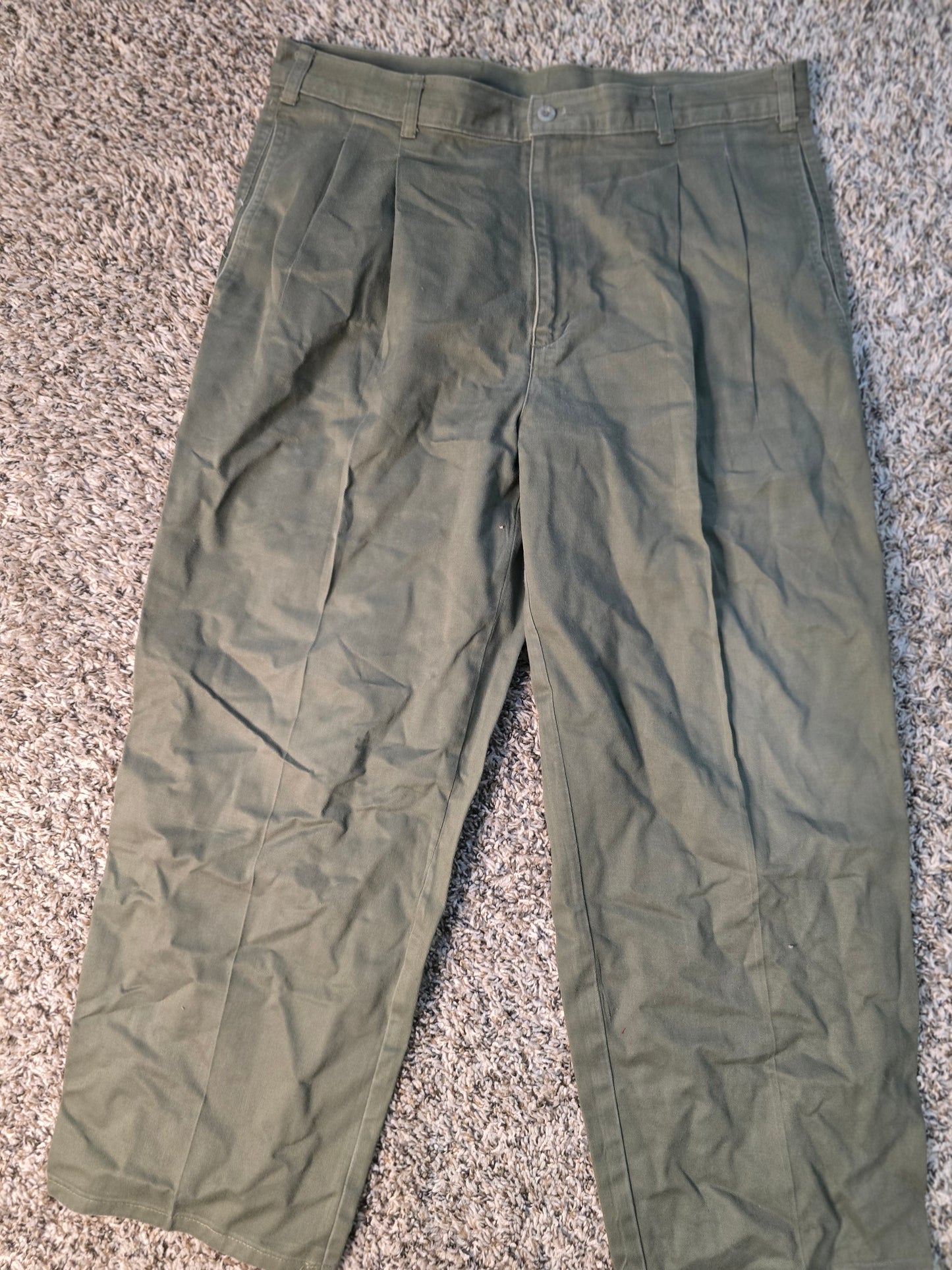 Dockers Men’s Olive Green Pleated Pants – Classic Fit 33x30