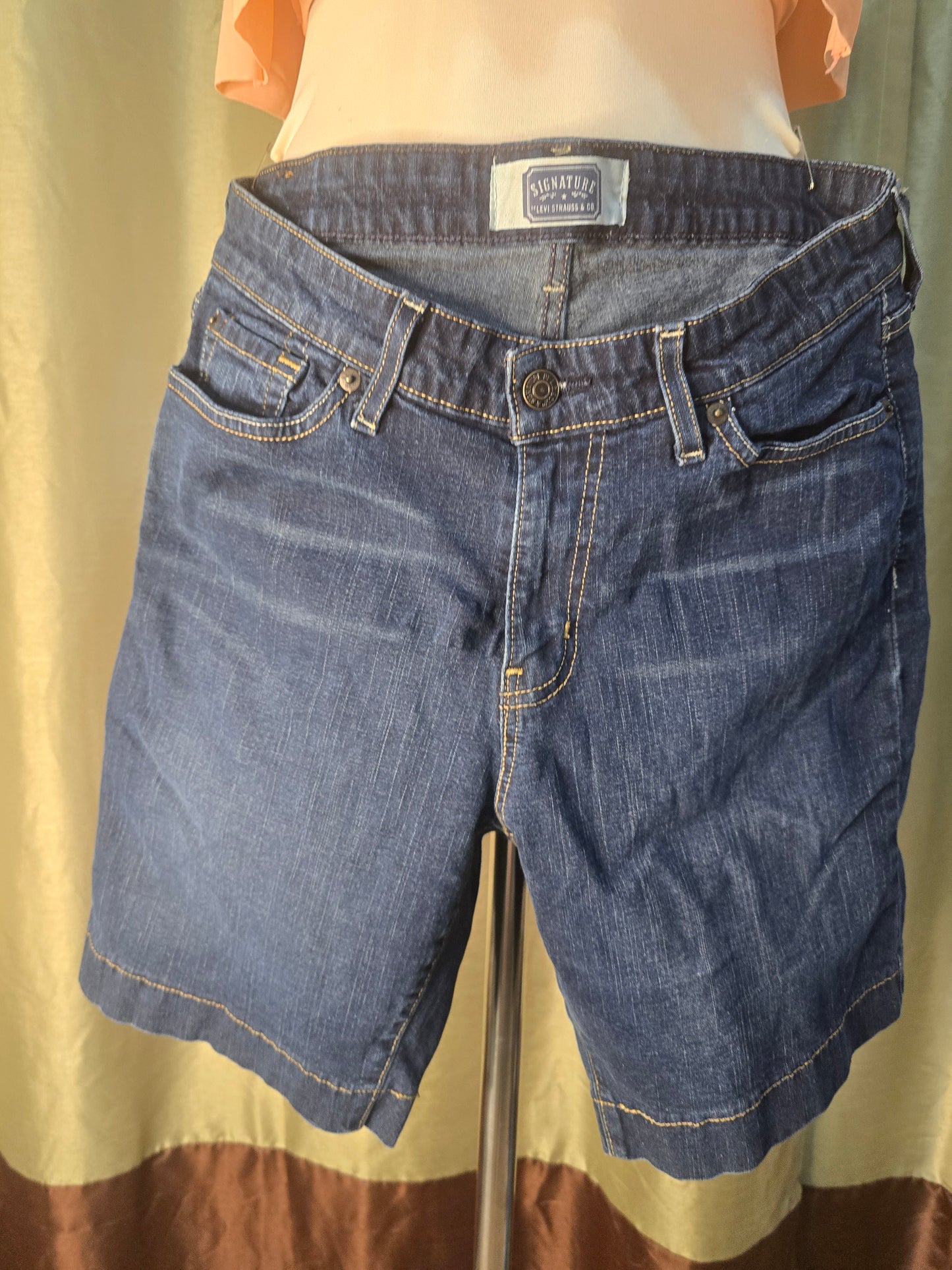 Levi’s Signature Women’s Denim Bermuda Shorts – Size 8