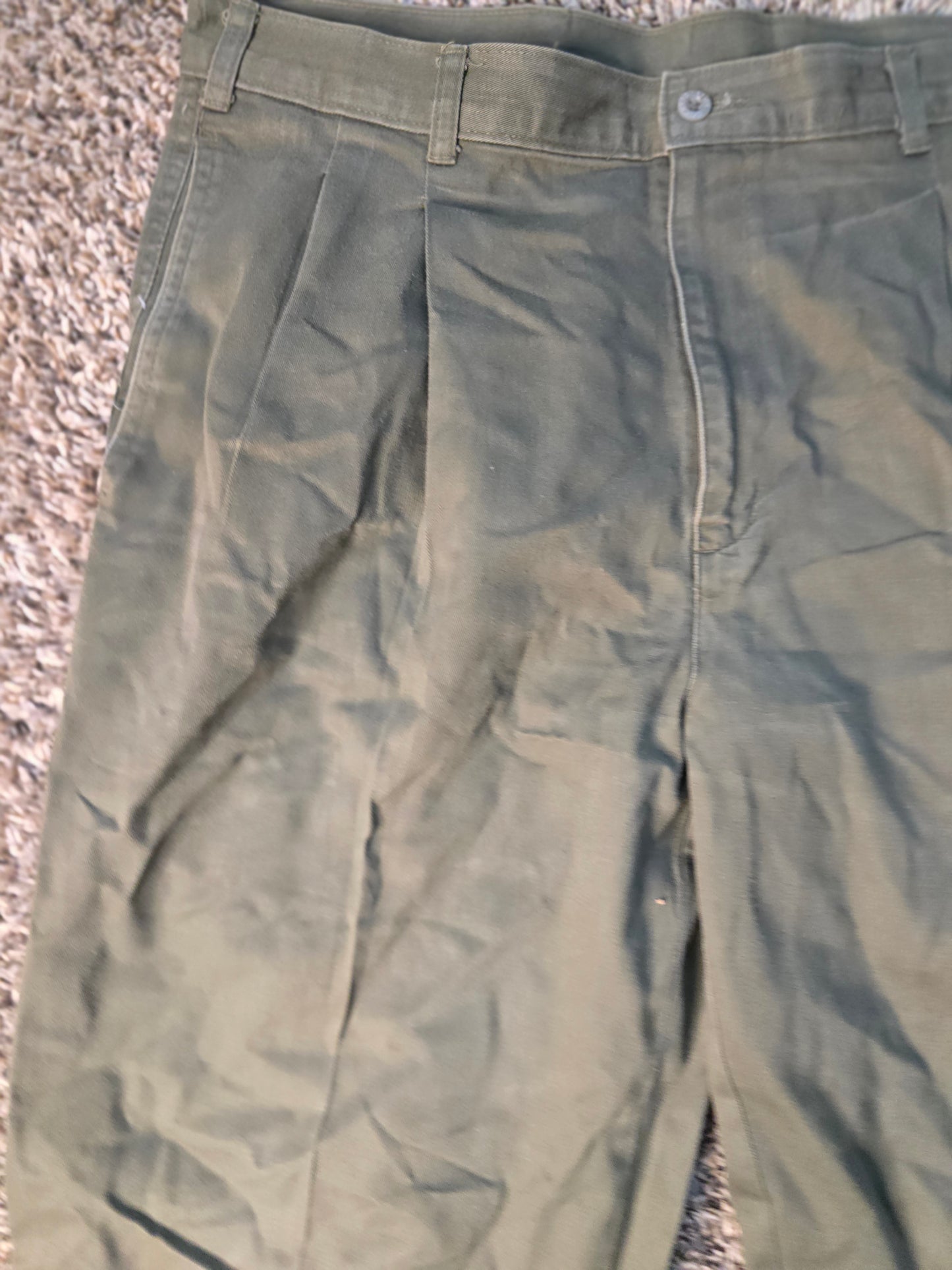 Dockers Men’s Olive Green Pleated Pants – Classic Fit 33x30
