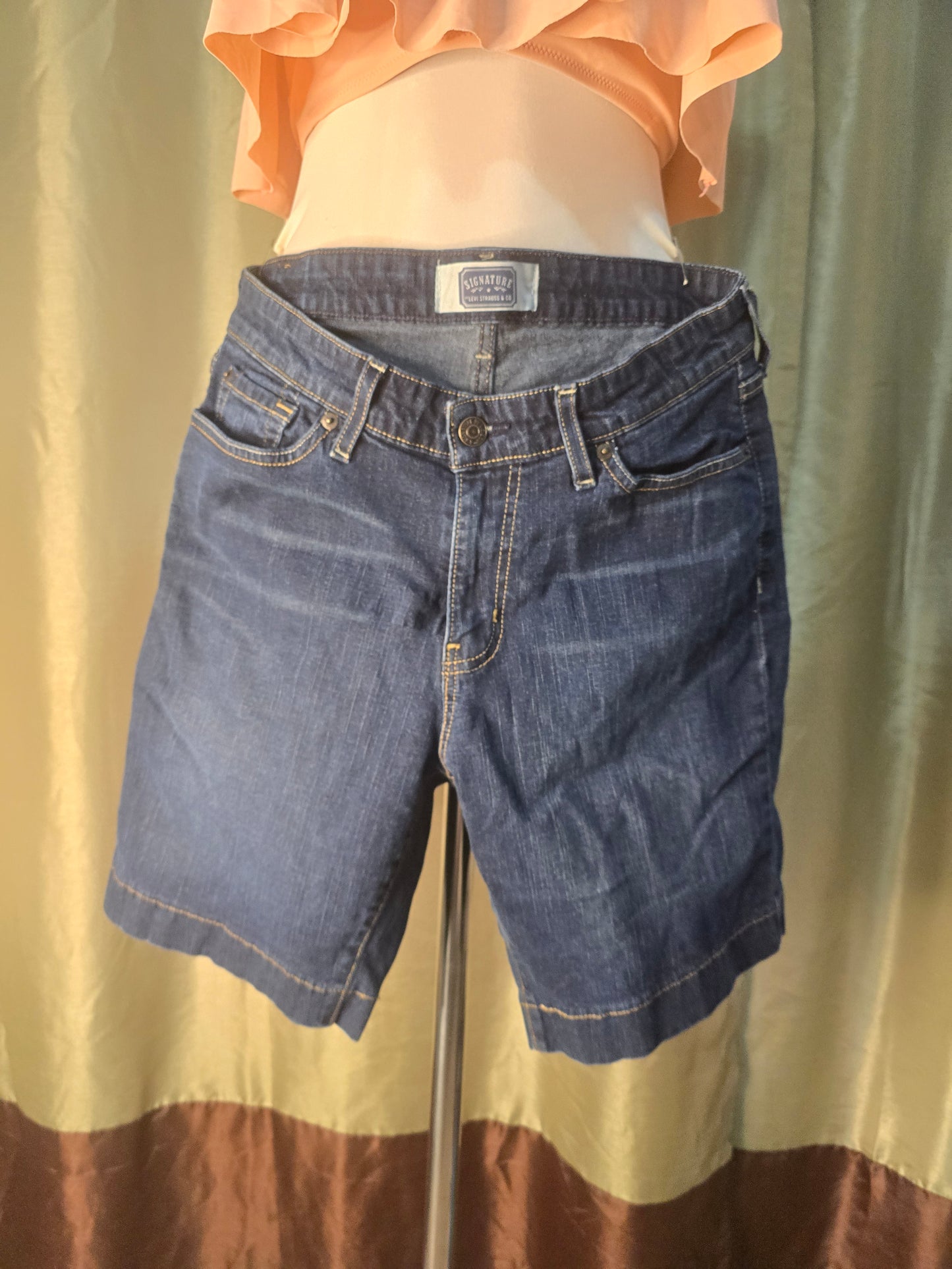 Levi’s Signature Women’s Denim Bermuda Shorts – Size 8