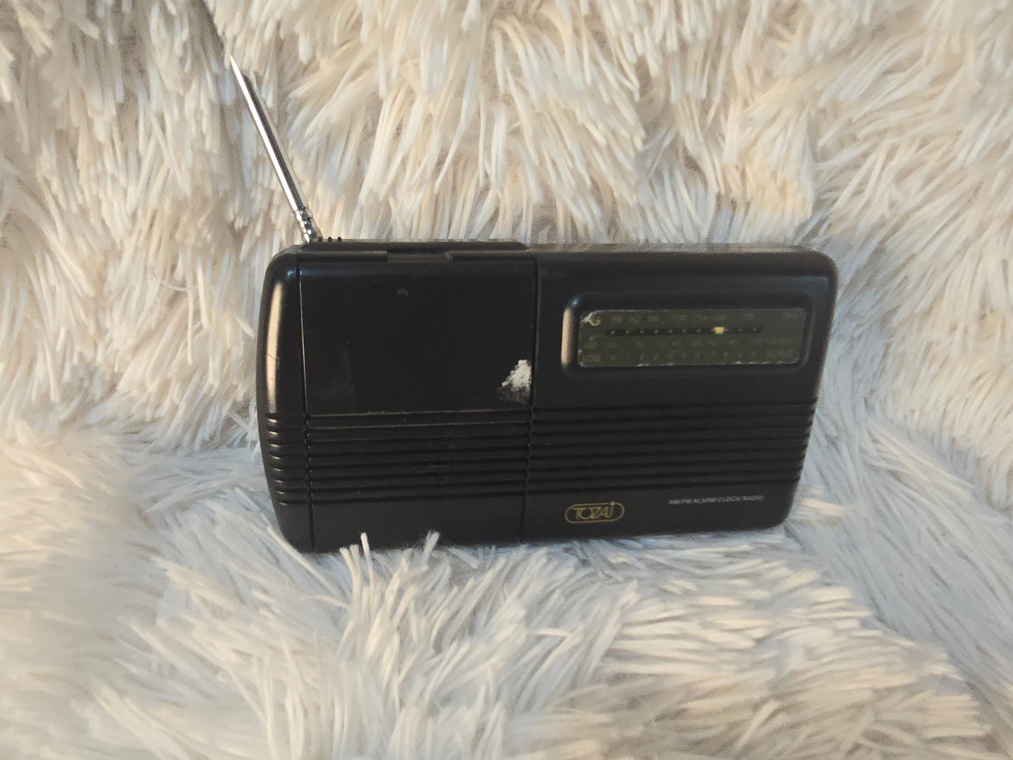TOZAI ATC-484 Vintage AM/FM Analog Alarm Clock Radio – Black – Retractable Antenna