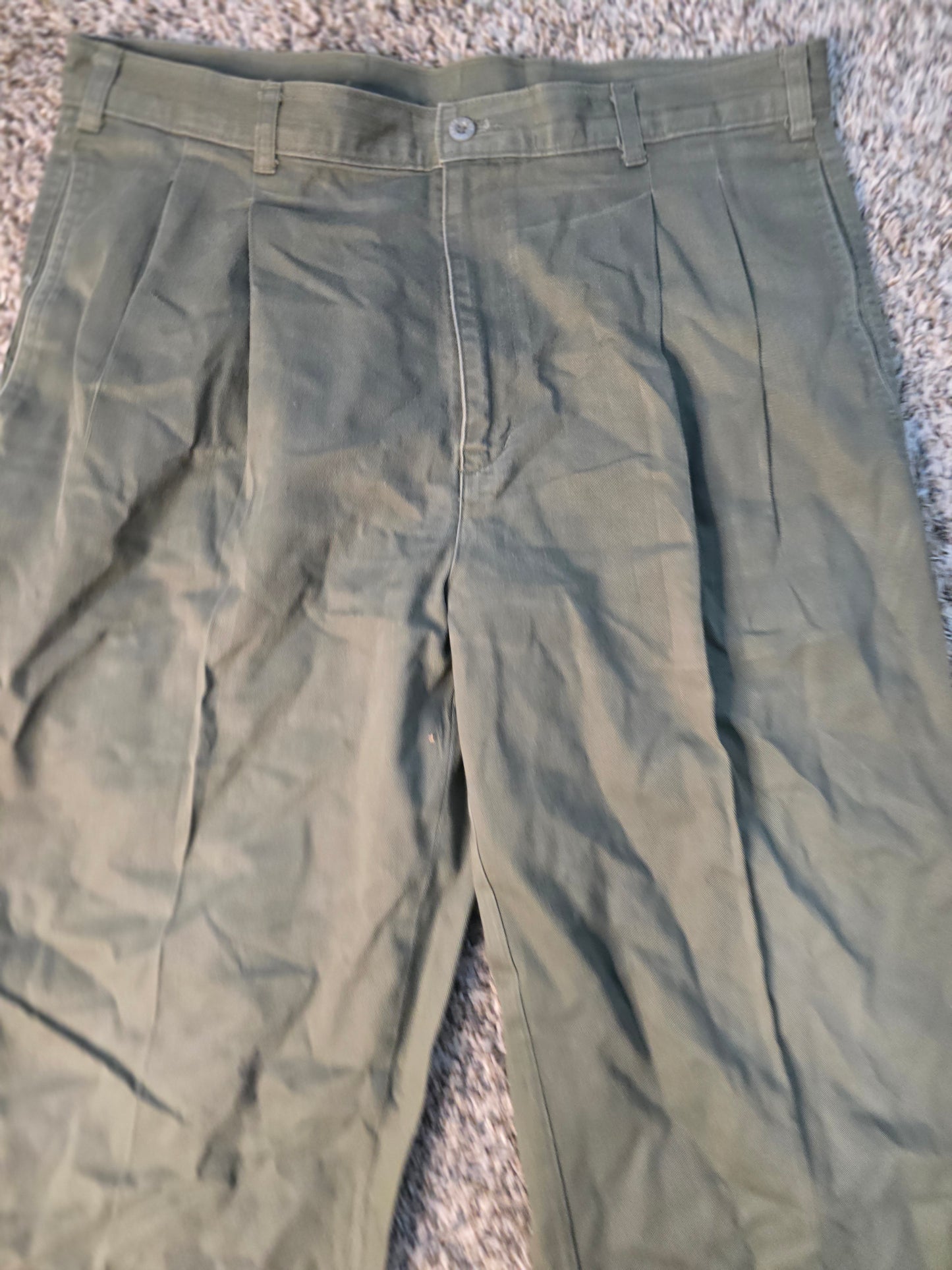 Dockers Men’s Olive Green Pleated Pants – Classic Fit 33x30